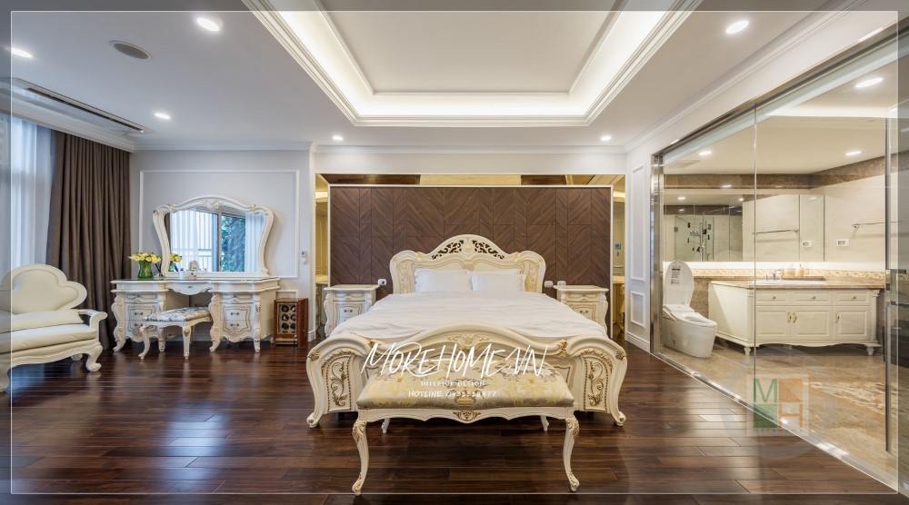 Vách kính ngăn giữa không gian phòng tắm với bên ngoài phòng ngủ tạo sự riêng tư, tránh ánh hưởng.