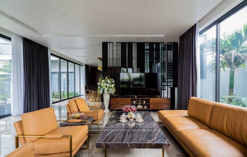 Phòng khách được thiết kế đơn giản nhưng vẫn có nội thất sang trọng bao gồm sofa, bàn trà, kệ tivi, kệ trang trí,...