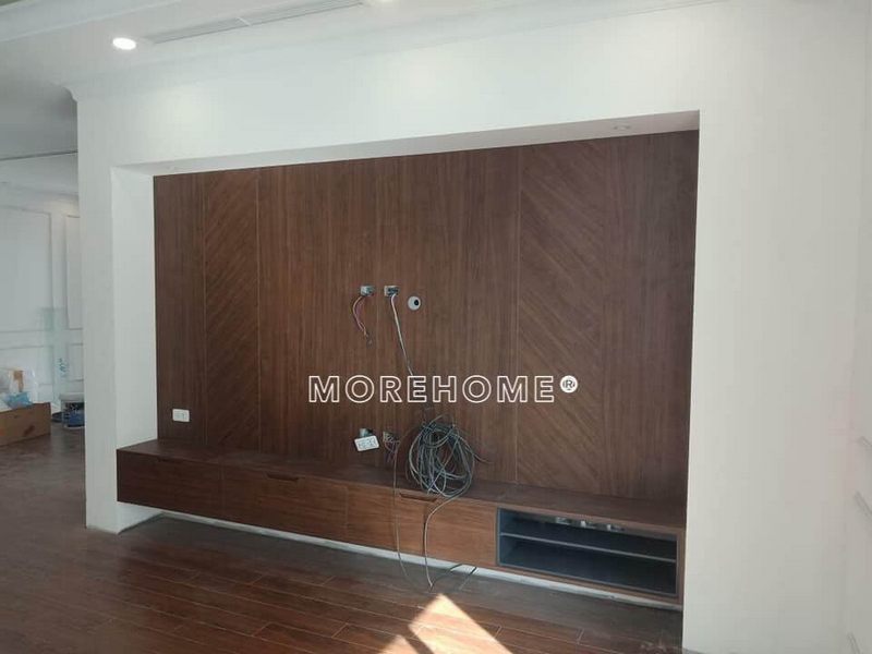 Chung cư An Bình city được trang bị nội thất đồ gỗ cho phòng khách.